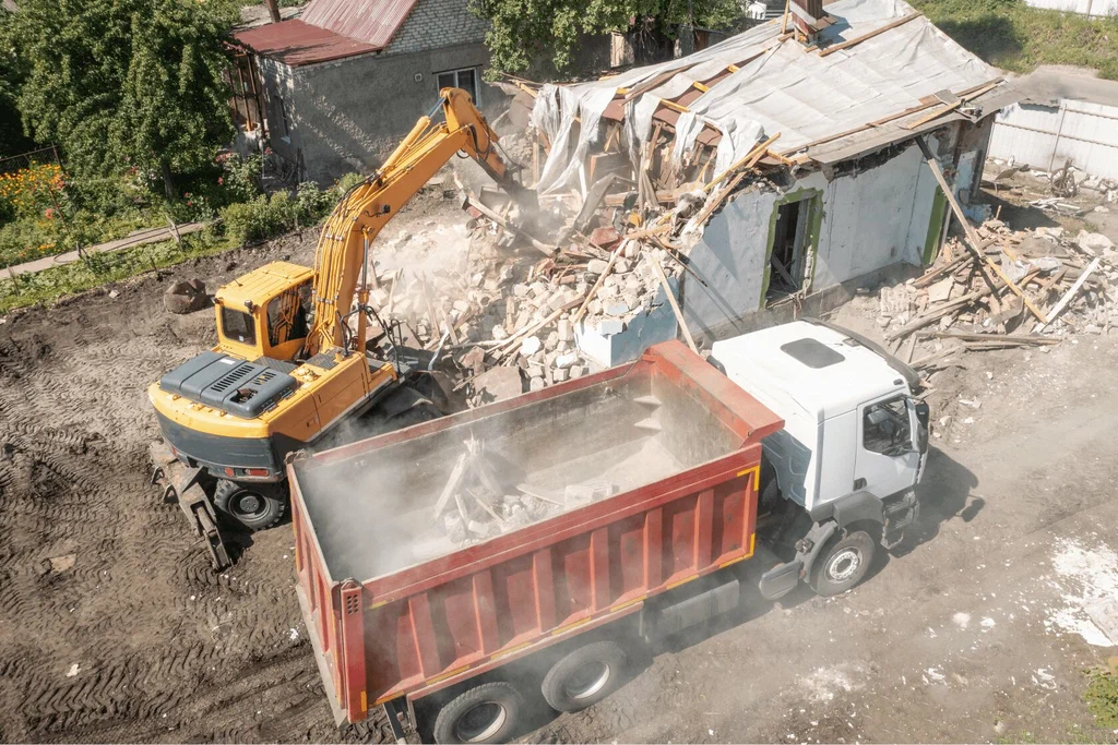 Вывоз мусора после сноса зданий с выездом в Долгопрудном в октябре