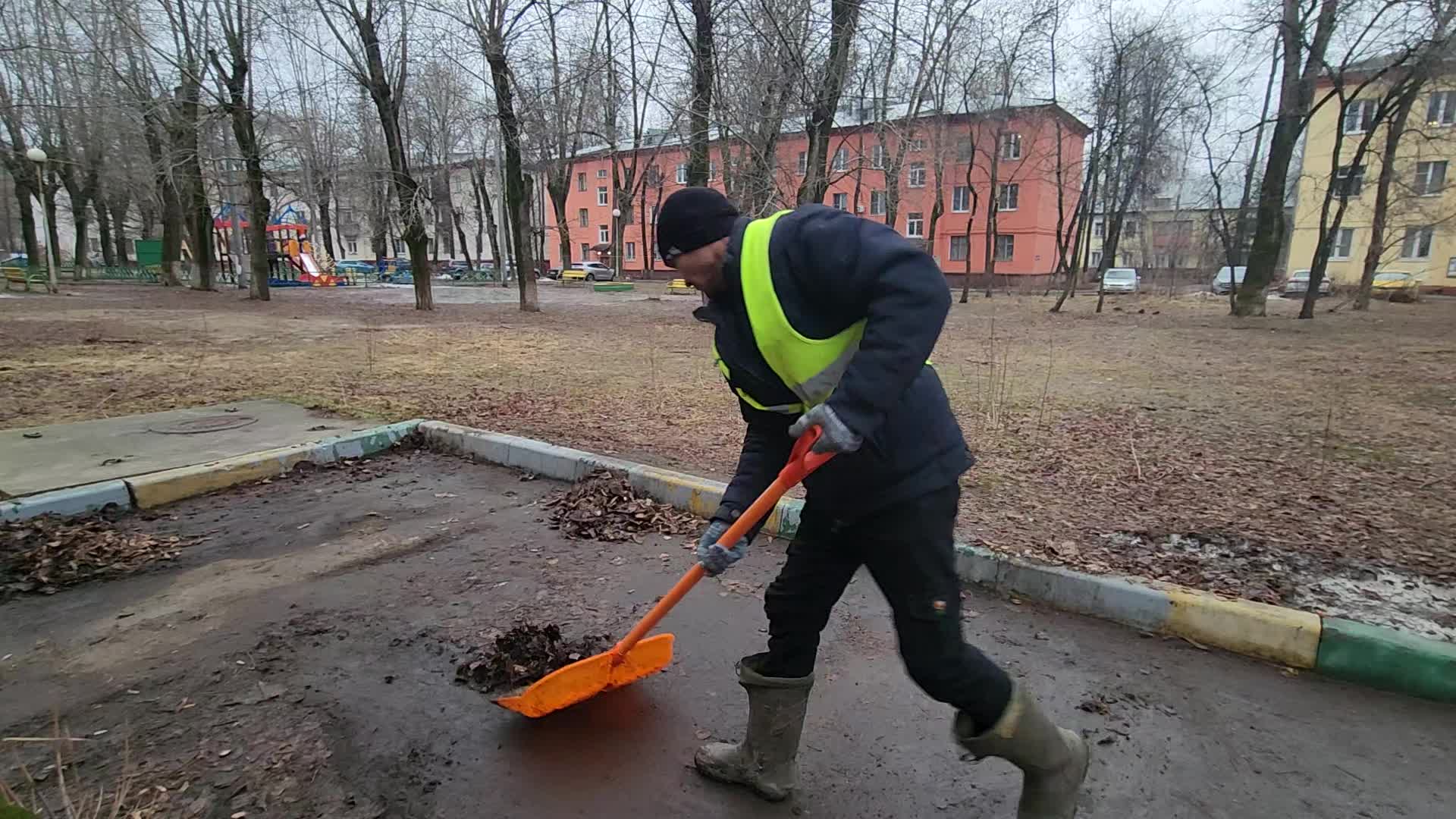 Уборка территорий в Долгопрудном в октябре
