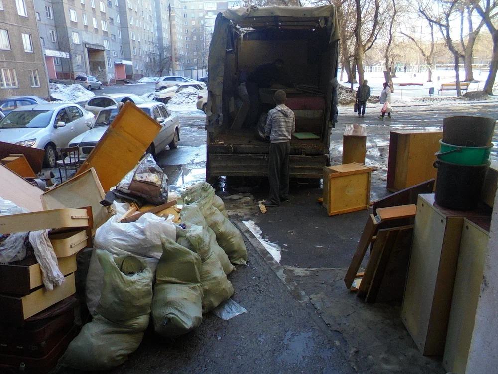 Вывоз мусора из подвала с утилизацией в Долгопрудном в октябре