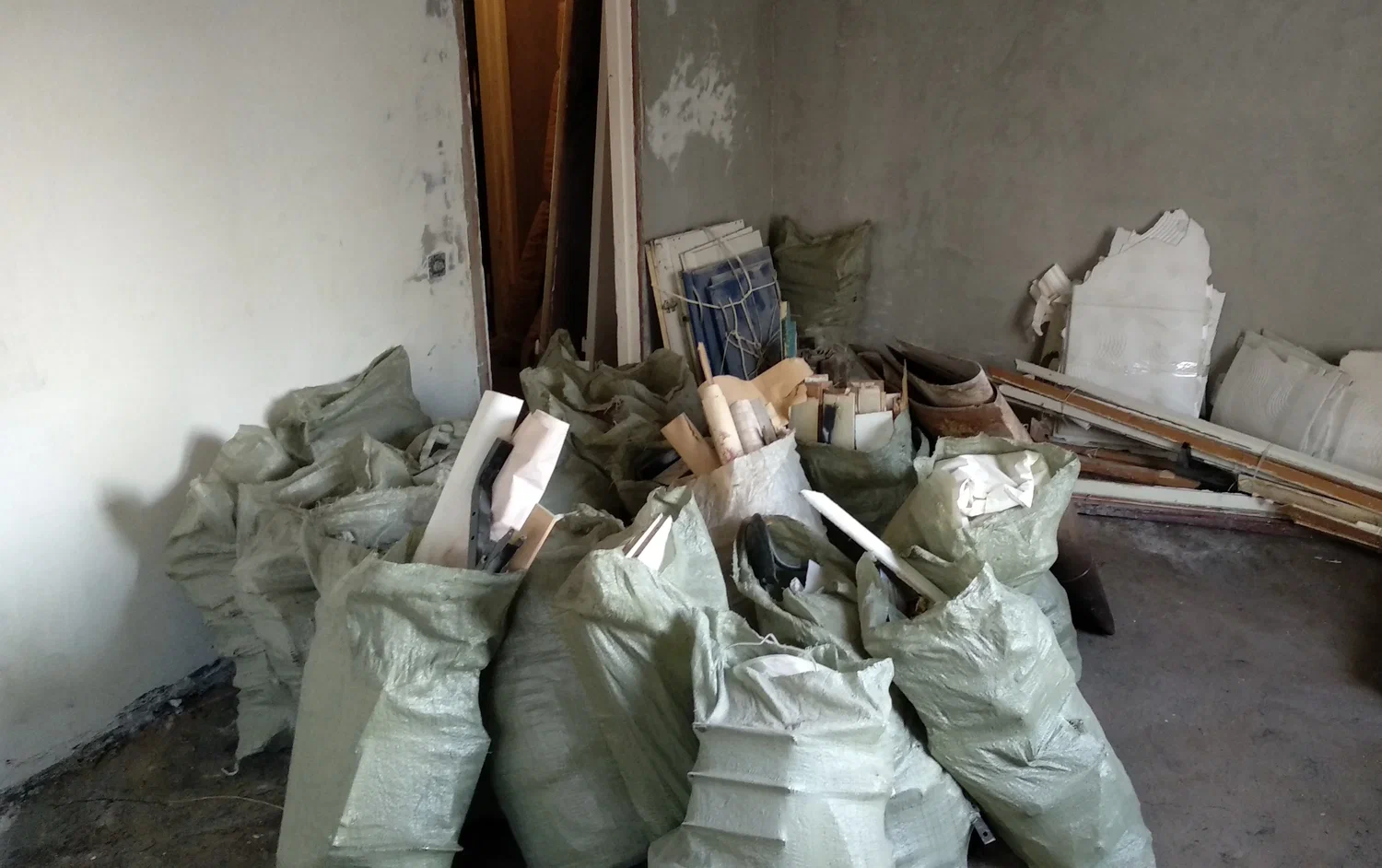 Уборка строительного мусора с вывозом и утилизацией в Долгопрудном в октябре
