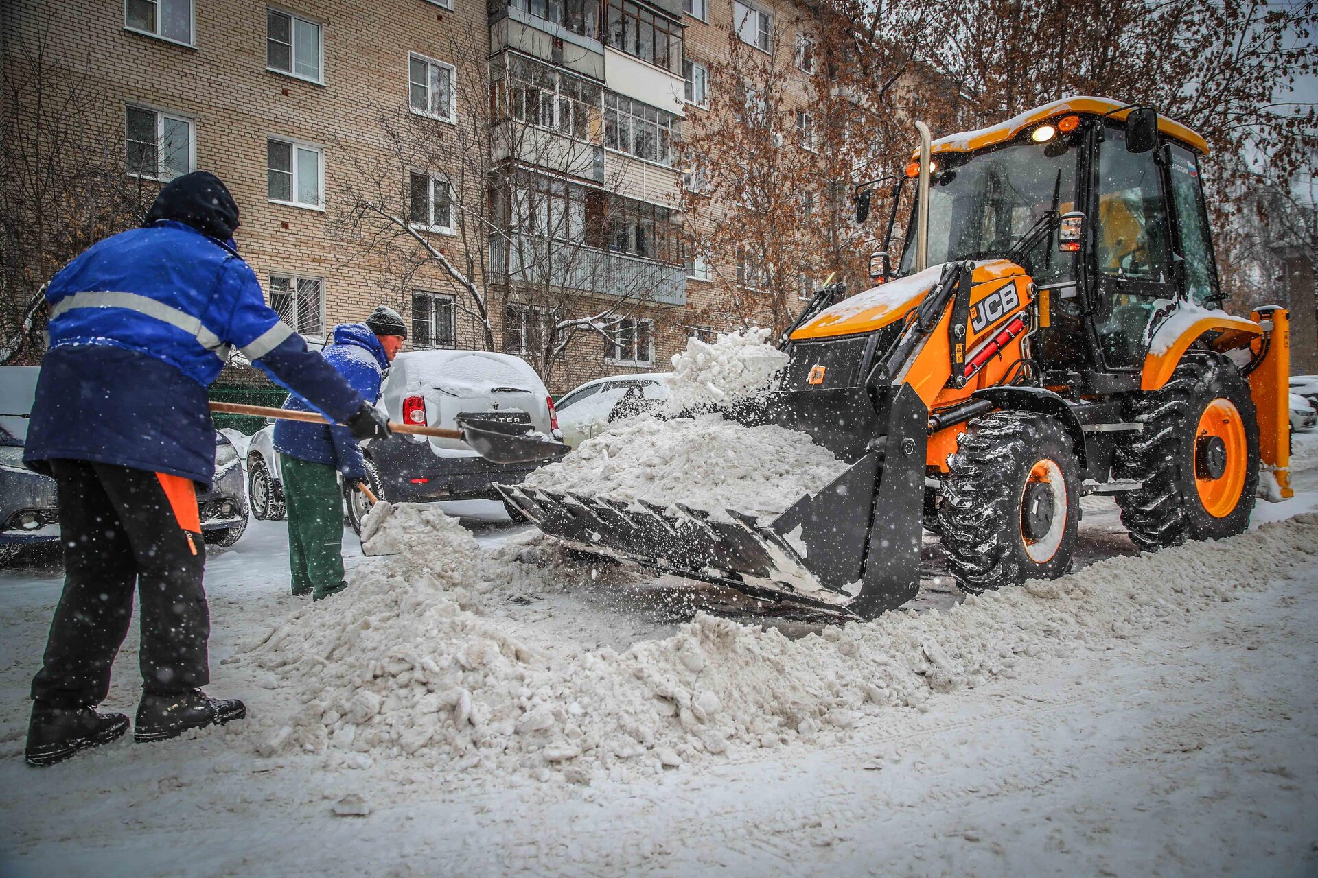 Очистка дворов от снега и наледи в Долгопрудном — уборка снега, трактор и ручная, цены от 507 руб. | ПроМусор