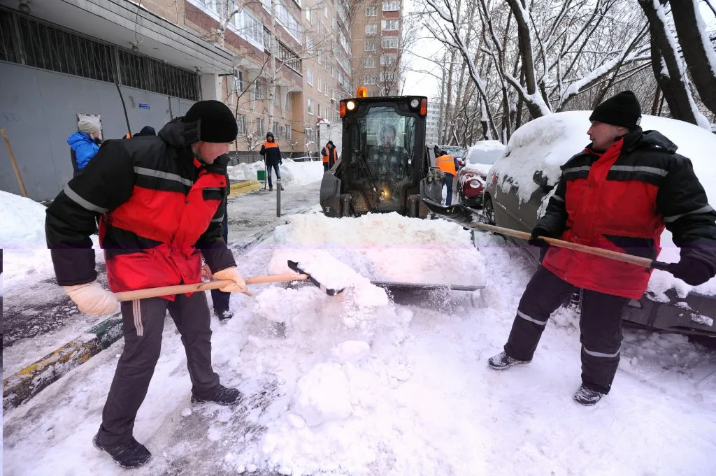 Очистка дворов от снега с гарантией результата в Долгопрудном в октябре