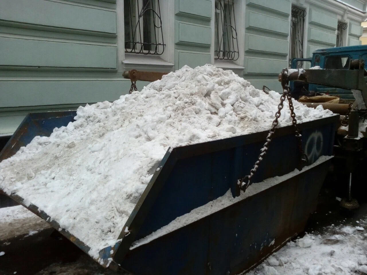 Вывоз снега контейнерами в Долгопрудном в октябре
